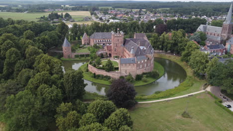 Kasteel-Huis-Bergh,-Niederlande:-Luftaufnahme-Im-Orbit-Des-Wunderschönen-Schlosses-Und-Den-Wassergraben,-Der-Es-Umgibt