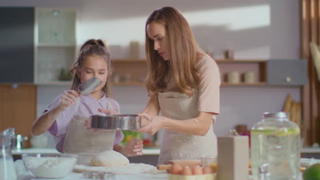 Mutter-Und-Tochter-Backen-Zusammen