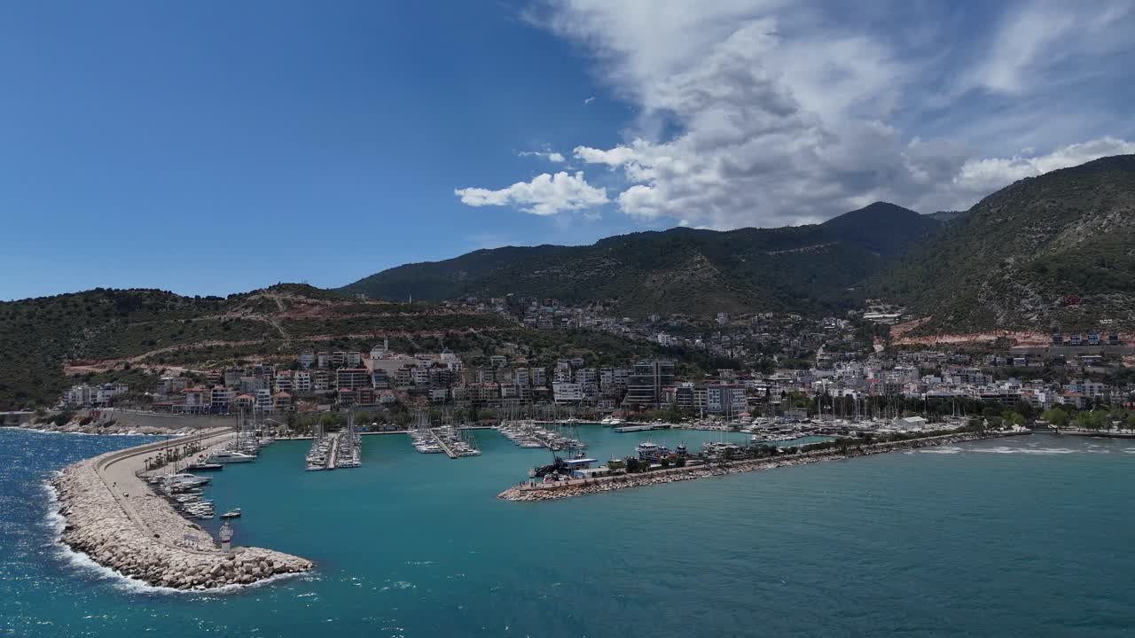 ciudad costera turística costera, vista de drones de la orilla donde los barcos paran