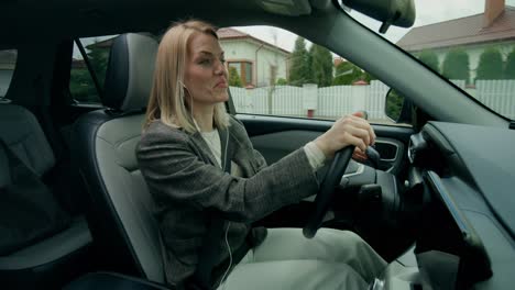 mujer conduciendo un coche y disfrutando de la música