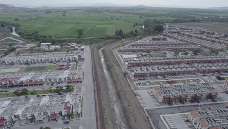 Wohnkomplex-Neben-Dem-Fluss-Lerma-In-Guanajuato