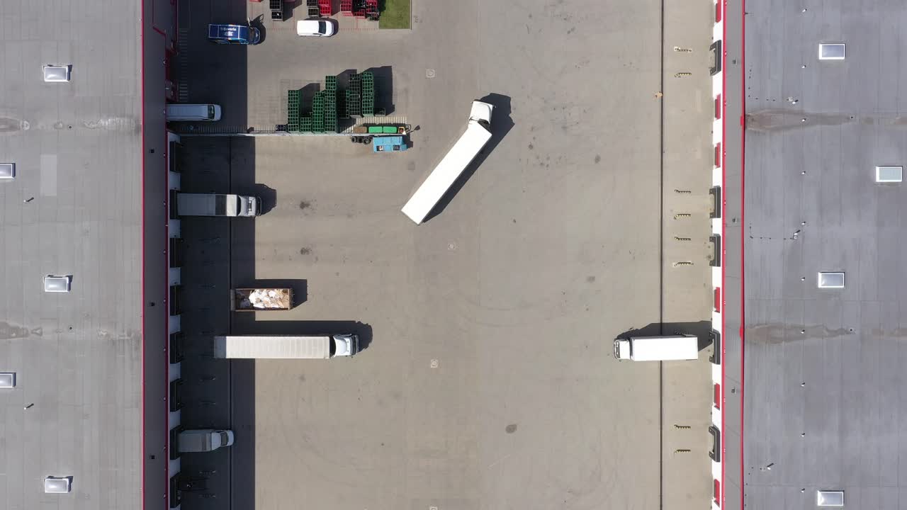 트럭 운전 물류 센터 공중 촬영 산업 창고 하역장