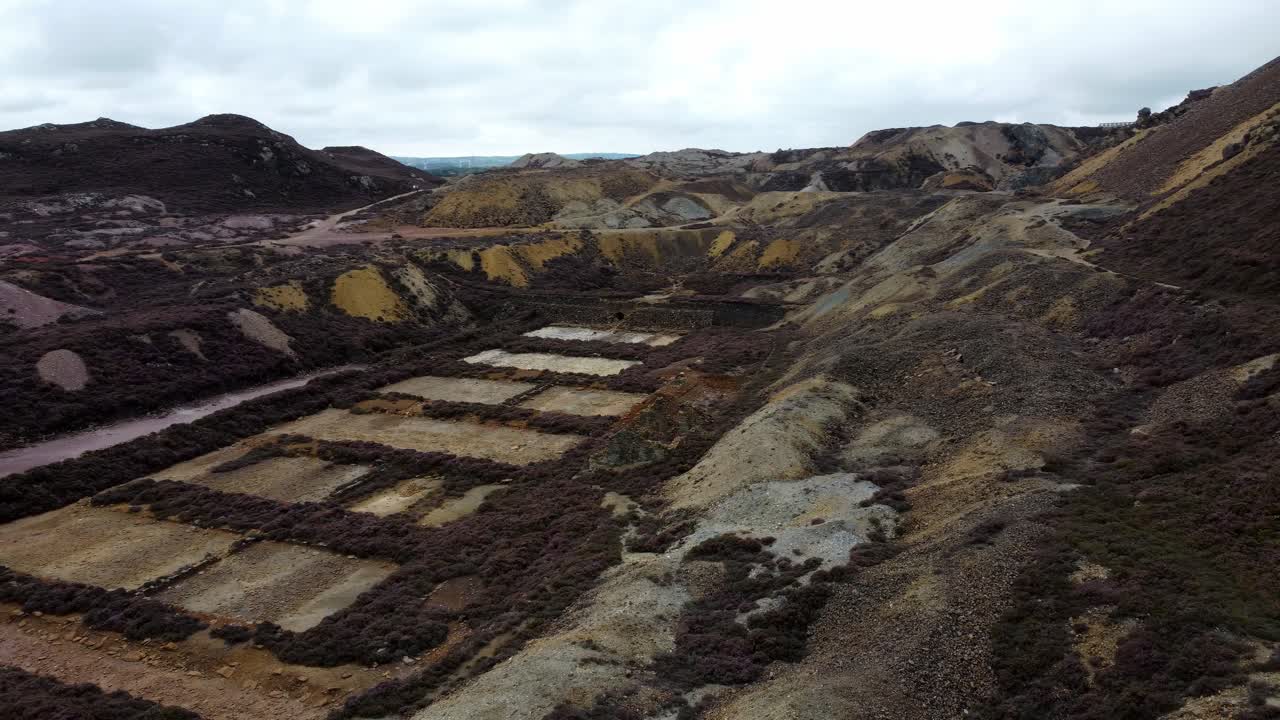parys montaña abandonado histórico cobre mina rojo piedra minería industria paisaje vista aérea órbita izquierda