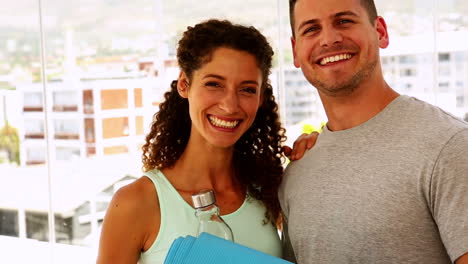 Feliz-Pareja-En-Forma-Sonriendo-A-La-Cámara