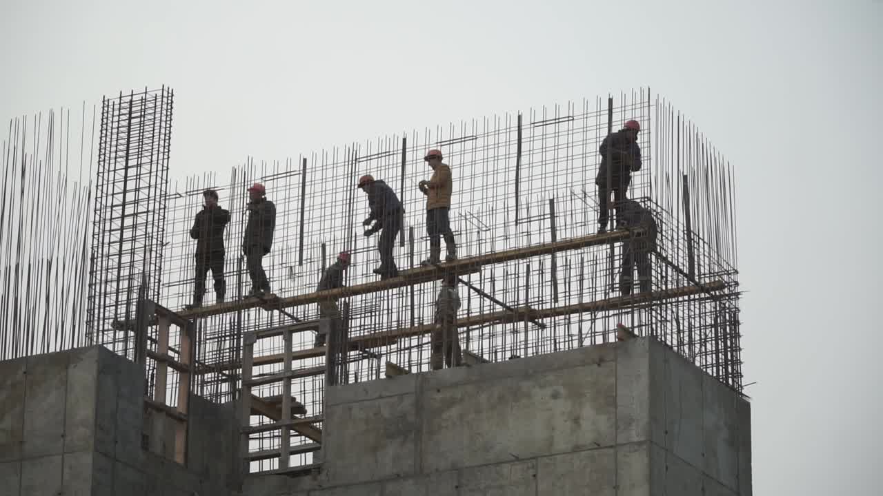 trabajadores de la construcción en un sitio en construcción