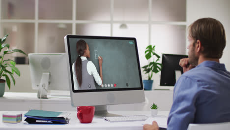 Estudiante-Varón-Caucásico-Usando-Computadora-En-Videollamada-Con-Profesora