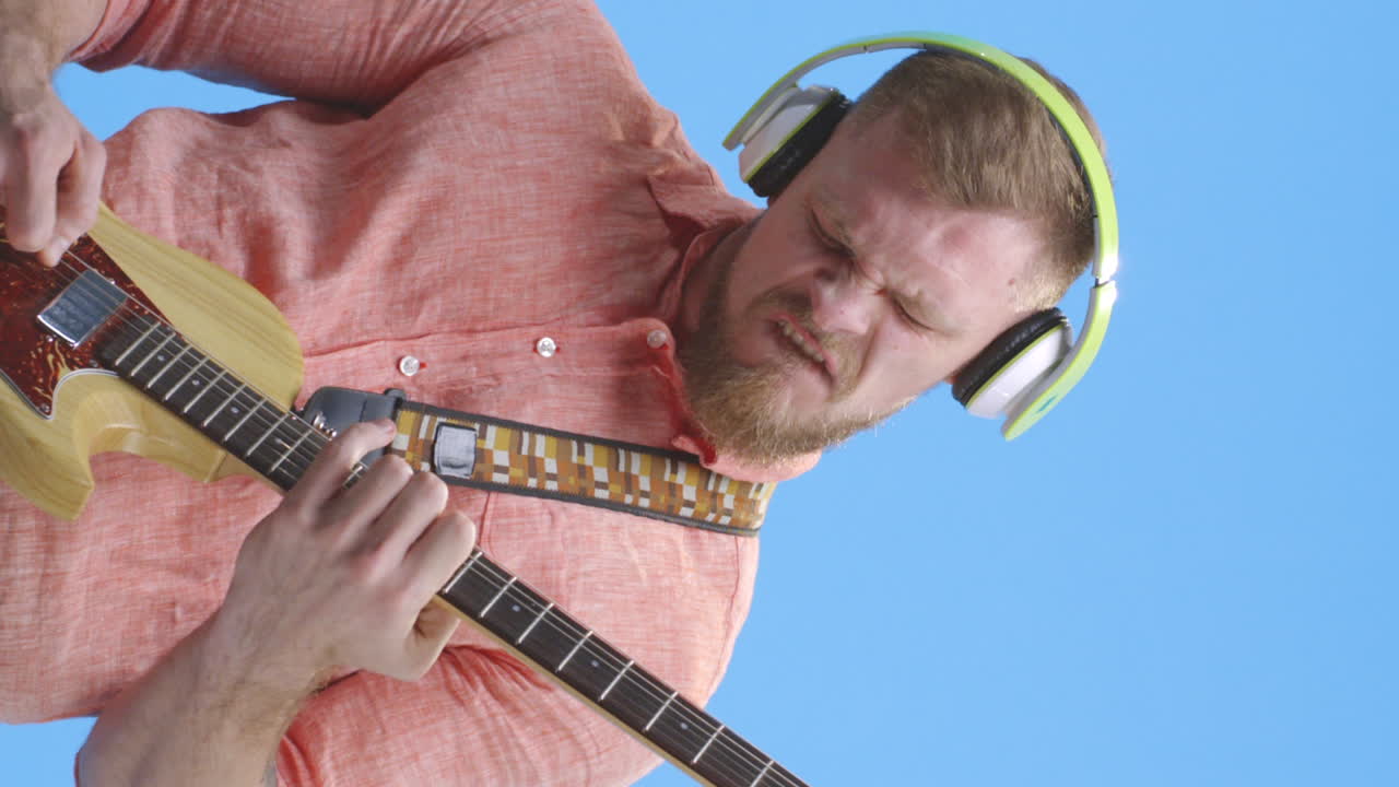 전기 기타를 연주하는 남자