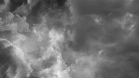 espesas nubes grises y tormentas eléctricas 4k