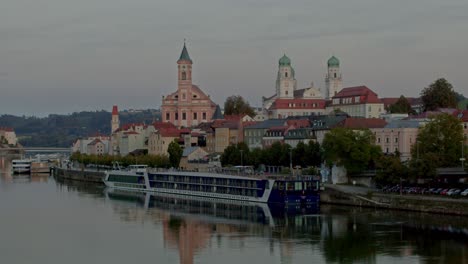 Passau-Altstadt-in-Abenddämmerung-mit-Anliegenden-Schiffen