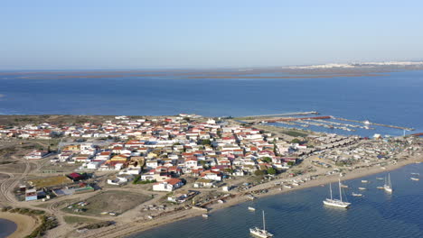 pueblo costero en la isla de culatra, isla habitada en faro, algarve, portugal