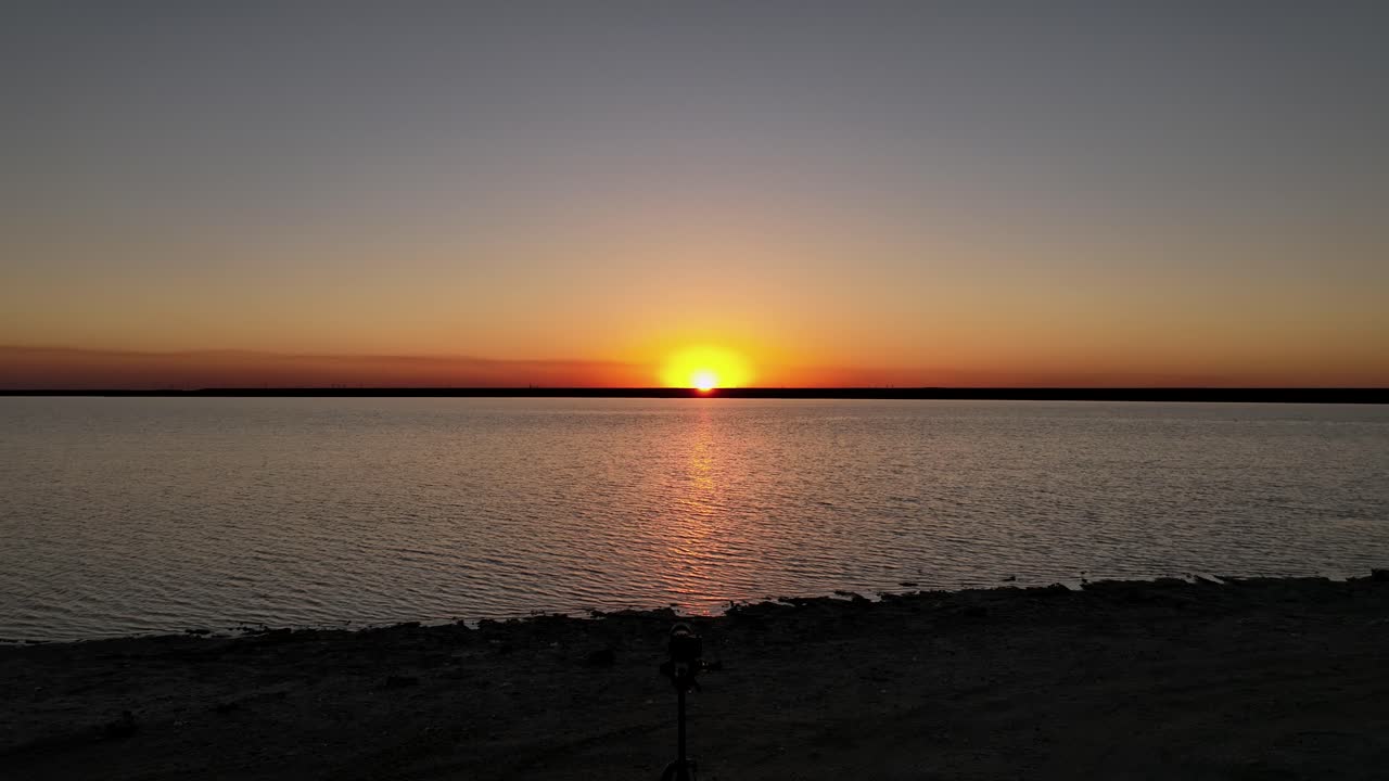 vista de cámara de la puesta de sol sobre el paso de aransas en texas