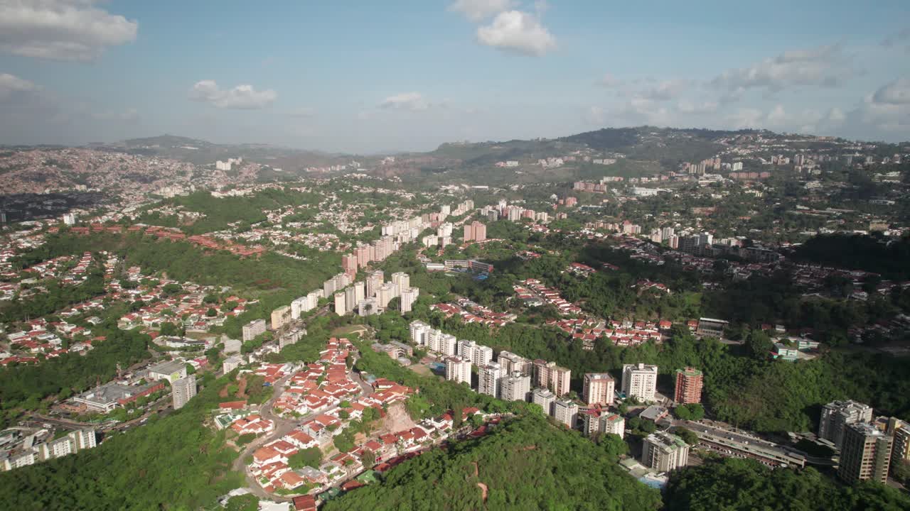 Drone de Santa Paula em direção a Macaracuay mostrando áreas residenciais e estradas
