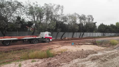 imágenes dinámicas que rastrean un camión cargado de ladrillos de construcción en movimiento