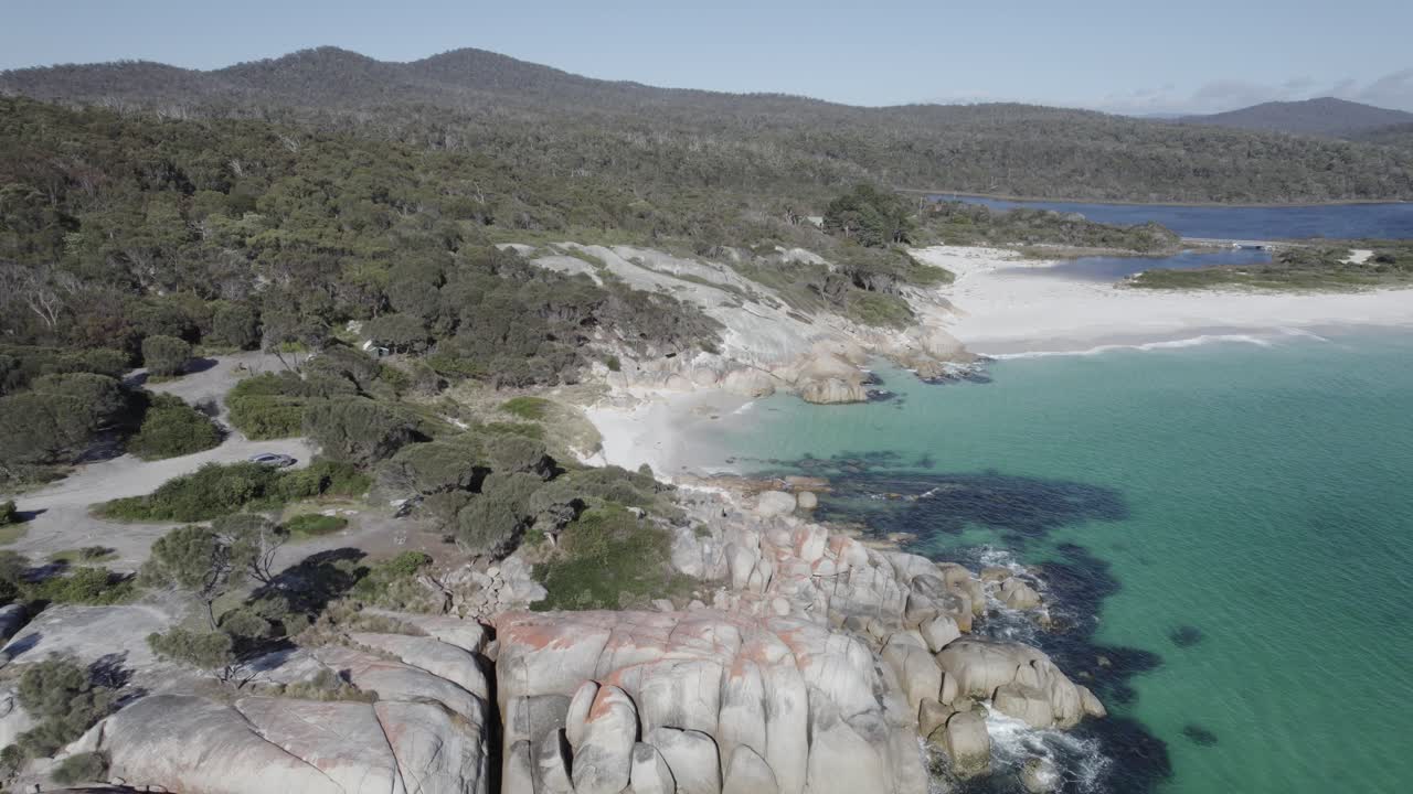 Taylors Beach, Sloop Rock Lookout a Binalong Bay, Tasmania, Australia - Ripresa aerea con drone