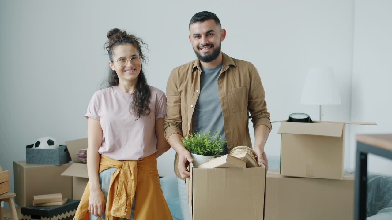 una pareja feliz se muda a un nuevo hogar.