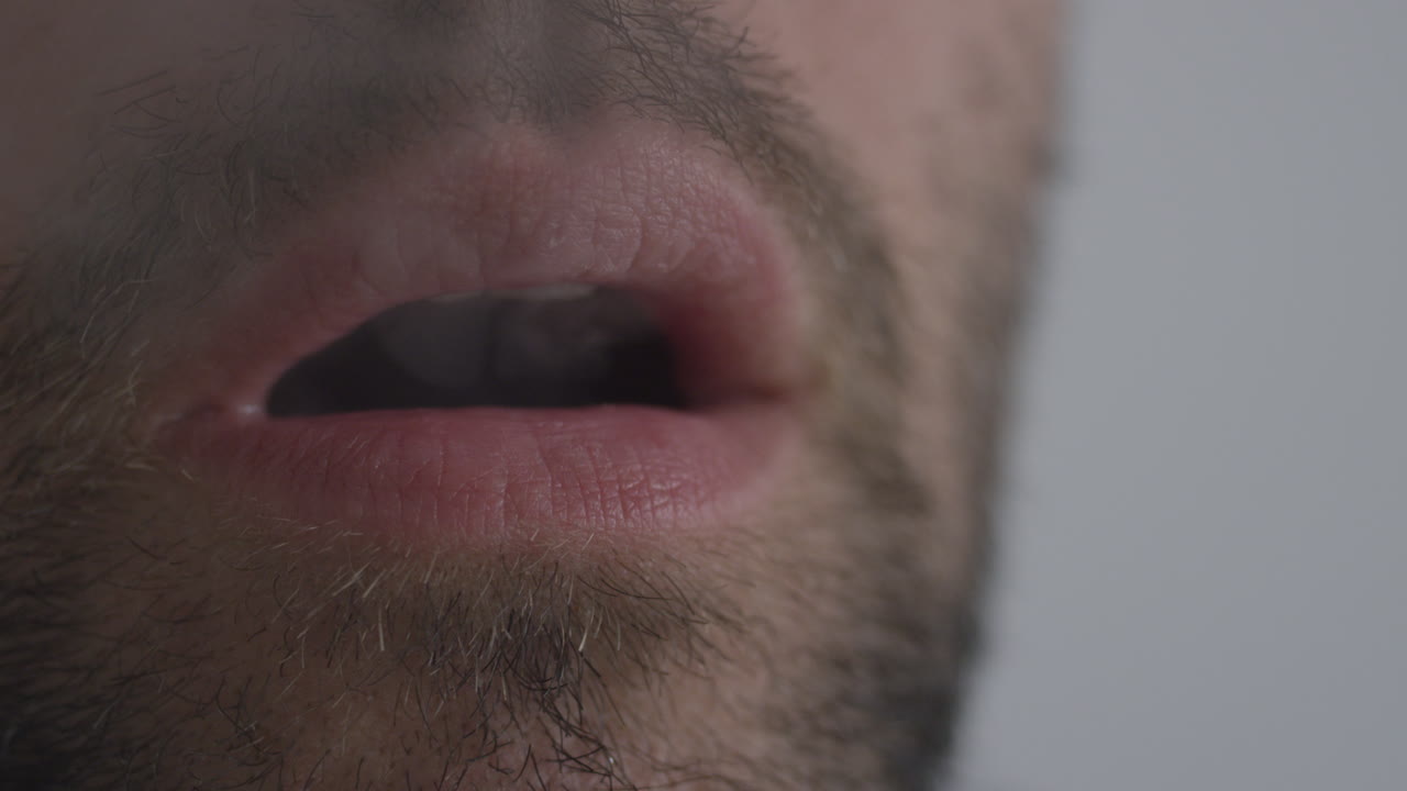 Uomo adulto che fuma una sigaretta elettronica