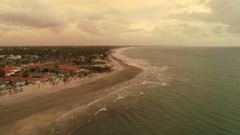 vuelo sobre la costa de serrekunda en gambia en áfrica y playa senegambia