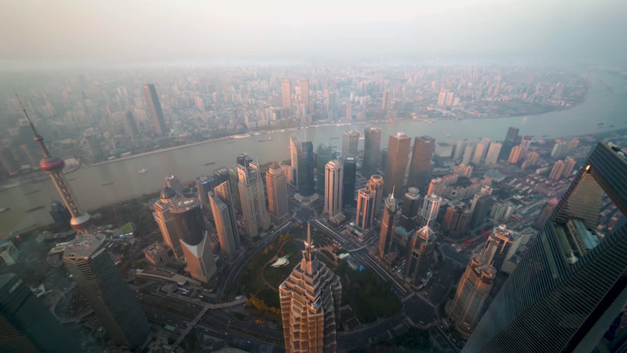 Pemandangan udara pusat Shanghai, kawasan bisnis, dan Sungai Yangtze saat matahari terbenam, dari Menara Shanghai di Tiongkok - bidikan lebar