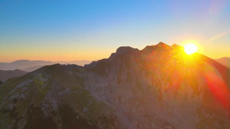 vuelo cinematográfico en los alpes al amanecer