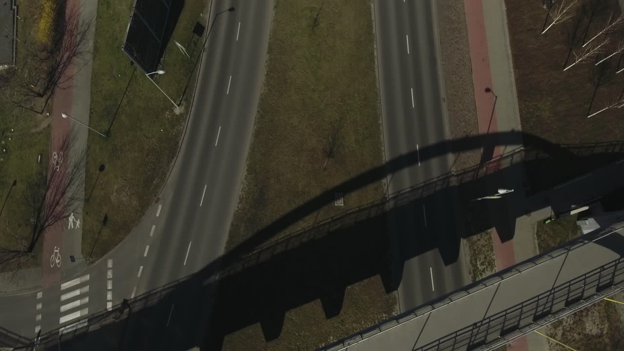 una carretera de asfalto en el medio de una gran ciudad, durante el verano en polonia
