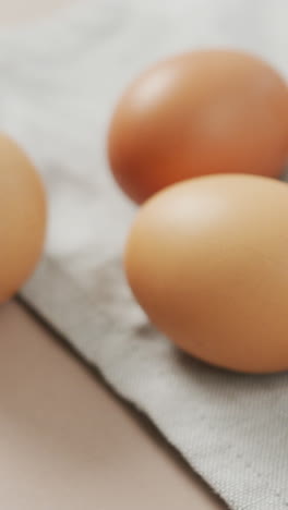 video de primer plano de huevos y en tela rústica sobre fondo beige