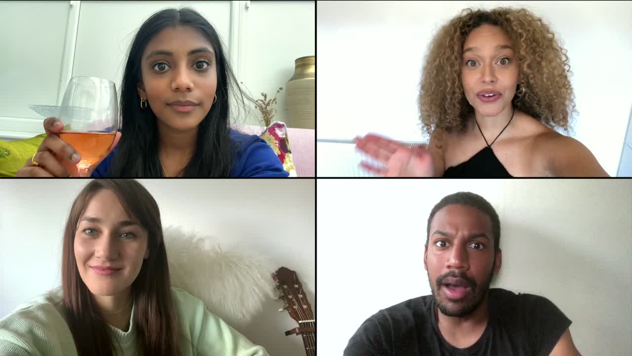 cuatro amigos compartiendo buenas noticias a través de video chat