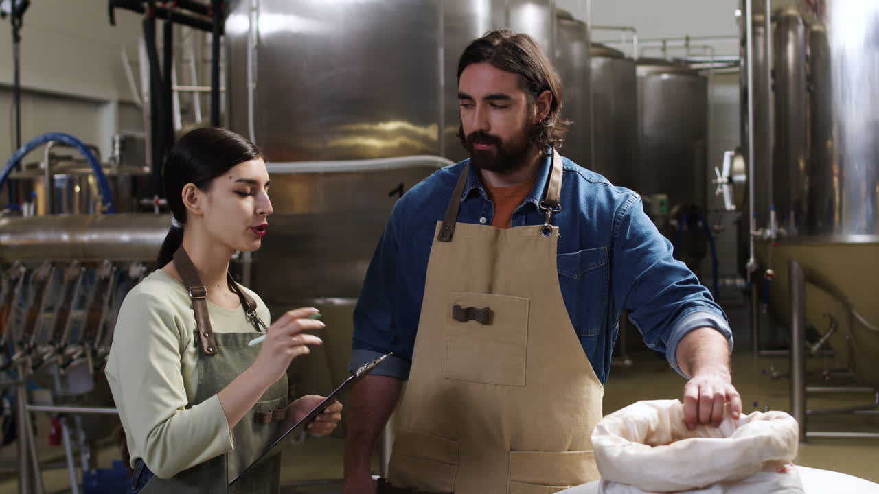 personas que trabajan en una cervecería