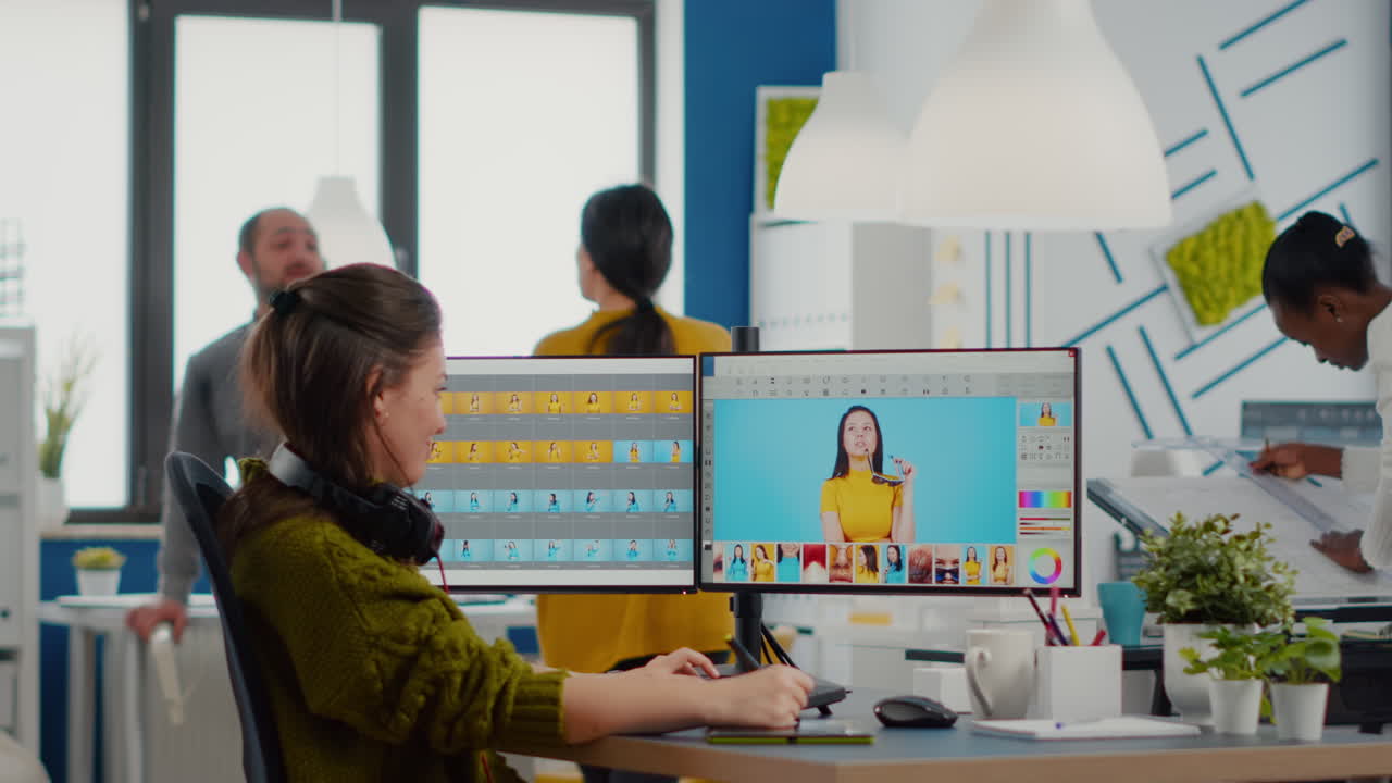 mujer profesional de retocado edita activos en la oficina de una agencia de medios creativos
