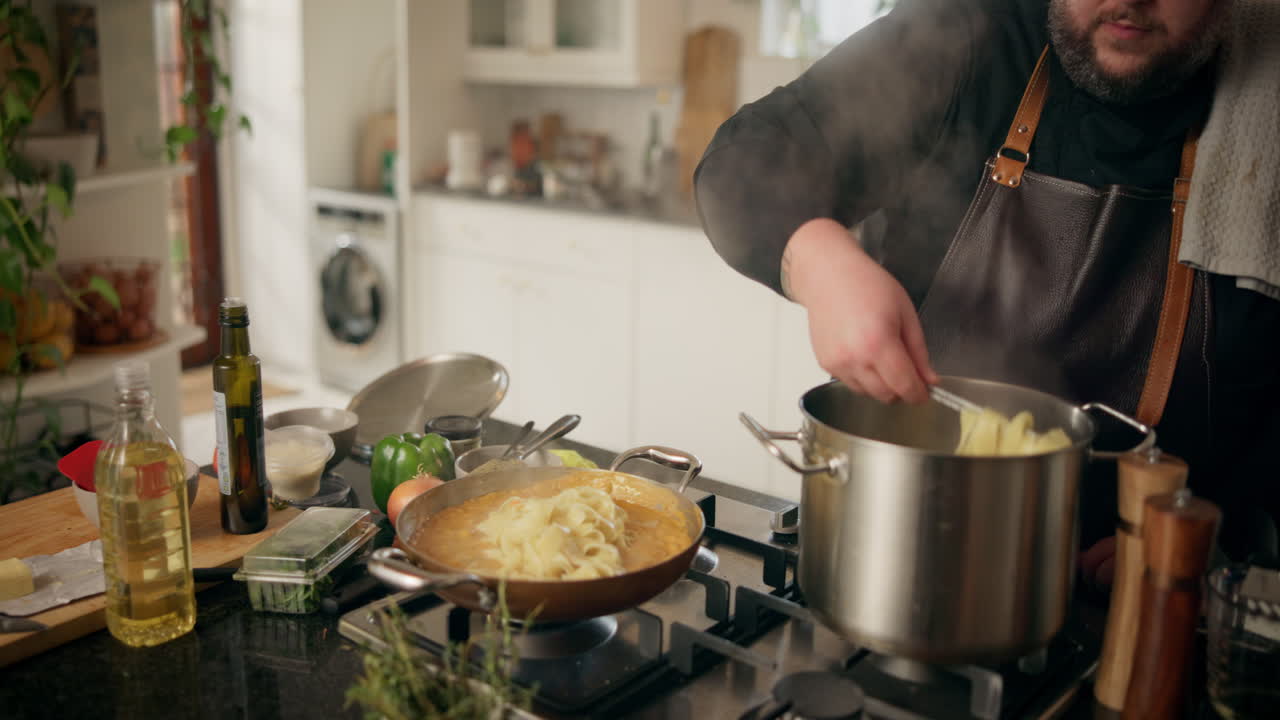 chef preparando un plato de pasta