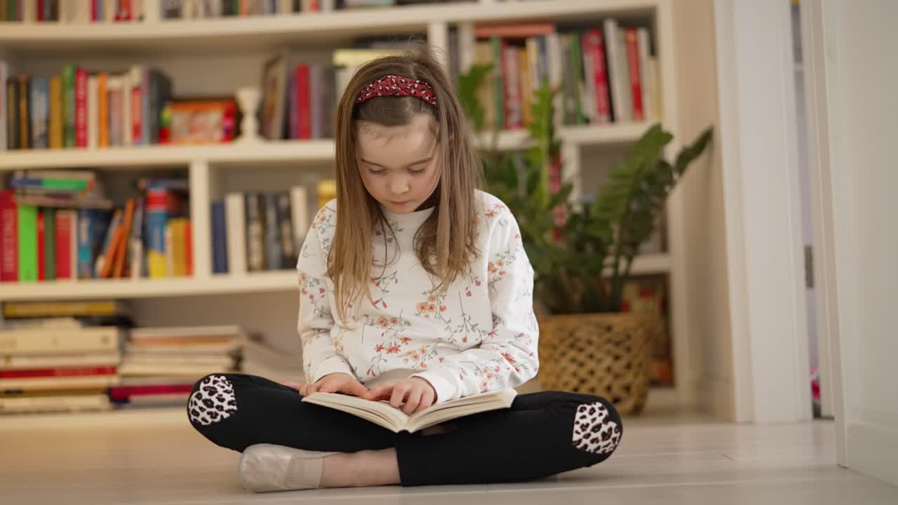 девушка читает книгу в домашней библиотеке