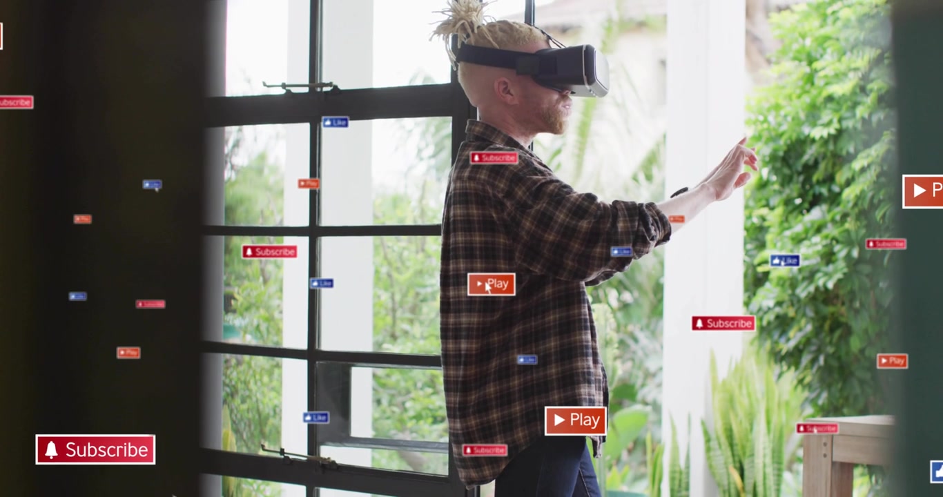 Uomo che indossa un visore VR vicino a una porta a vetri, protendendosi, mentre mostra badge tecnologici fluttuanti: Iscriviti, Riproduci, Mi piace