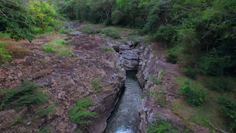 The-cajones-de-chame-in-panama-with-rocky-cliffs-and-lush-foliage,-aerial-view