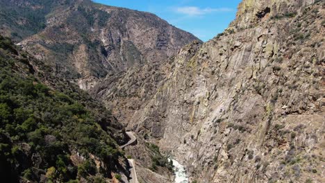 Ein-Ruhiger-Drohnen-Rückzugsort-Durch-Die-üppigen-Hügel-Der-Sierra-Nevada,-Umgeben-Von-Lebendigem-Grün,-Unter-Der-Strahlenden-Sonne-Kaliforniens