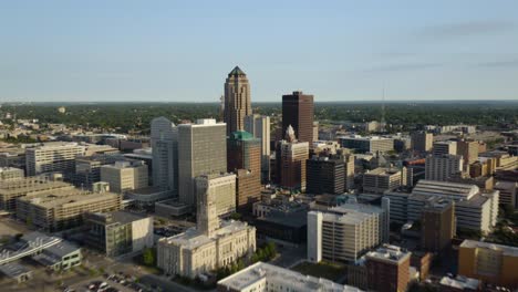 increíble hiperlapso aéreo sobre el centro de des moines, horizonte de iowa