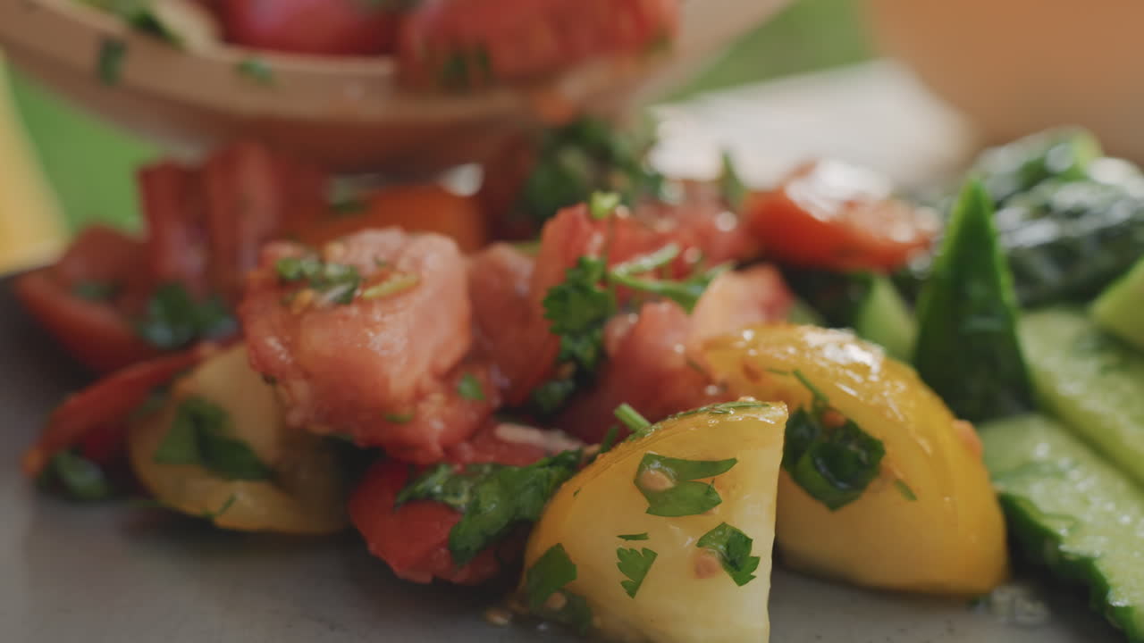 Insalata fresca di pomodori e cetrioli impiattata all'aperto, con vivaci pomodori gialli e cetrioli a fette conditi con prezzemolo e un condimento leggero, un primo piano di texture e colori che creano un'atmosfera serena di picnic in campeggio.