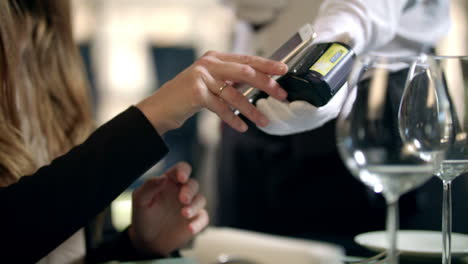 Manos-Femeninas-Pagando-La-Factura-Por-Teléfono-Móvil-En-El-Restaurante.-Pago-Móvil-En-Cafetería