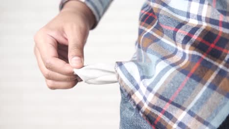 el bolsillo vacío