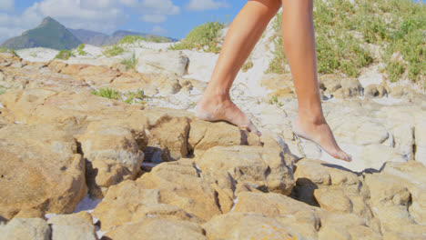 Unterer-Teil-Einer-Frau,-Die-Am-Strand-Spaziert,-4k