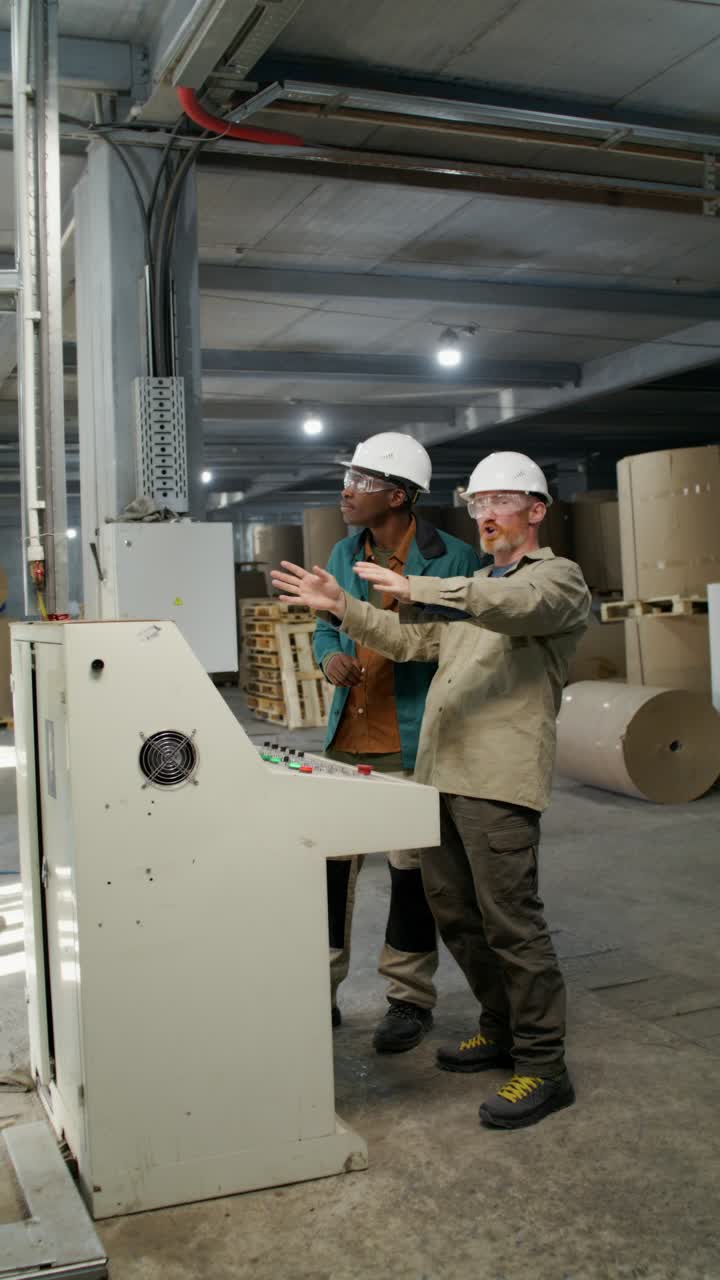 trabajadores de la fábrica inspeccionando la maquinaria