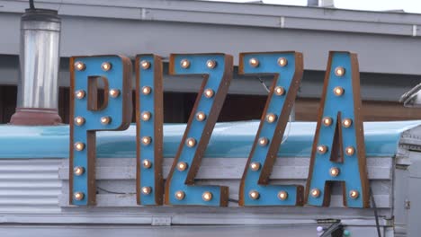 pizza-schild an einem imbisswagen, gefilmt auf einem food-festival in england