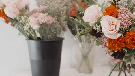 girando un ramo de rosas hecho para el día de san valentín