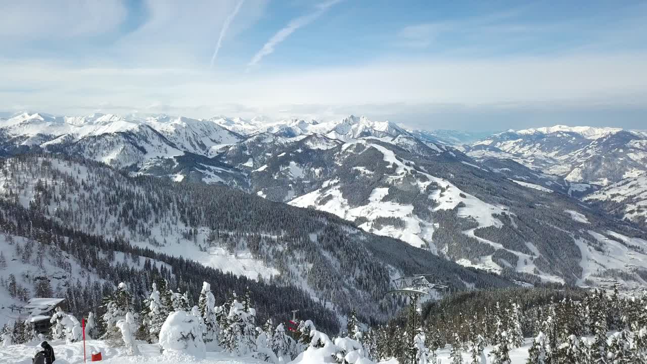 Drohnenaufnahme, die eine wunderschöne Berglandschaft in Flachau, Österreich, enthüllt. Skiurlaub-Konzept.