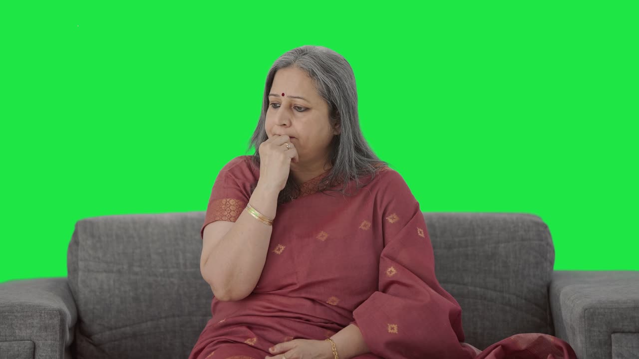 mujer india vieja estresada y tensa pantalla verde