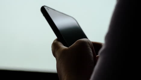 Mann-Mit-Smartphone-Sitzt-Auf-Tisch-Auf-Café-Terrasse