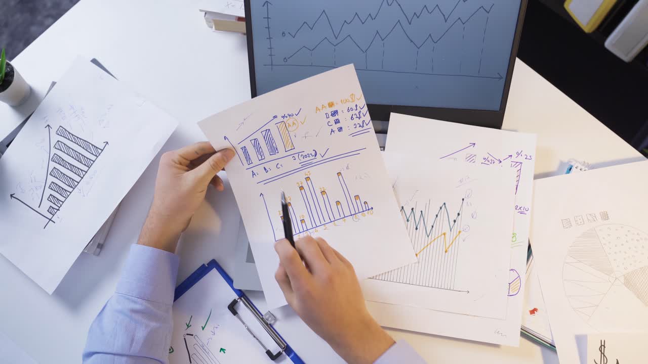 el hombre de negocios está trabajando y analizando estadísticas financieras en su oficina.