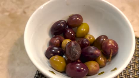 deliciosas aceitunas servidas como bocadillo