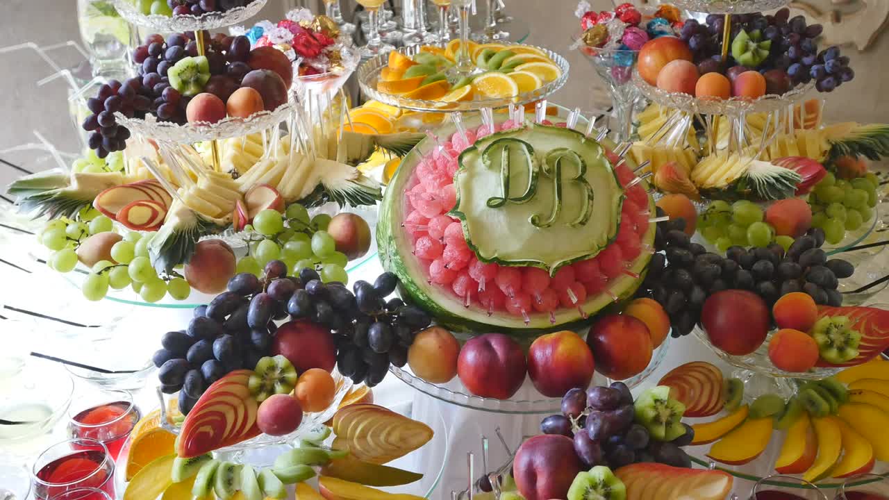 결혼식 뷔페 테이블에서 다양한 신선한 과일 - 과일과 베리 - 결혼식 테이블 장식 - 뷔페 리셉션 - 과일 와인 - 페인 - 결혼 식탁 장식