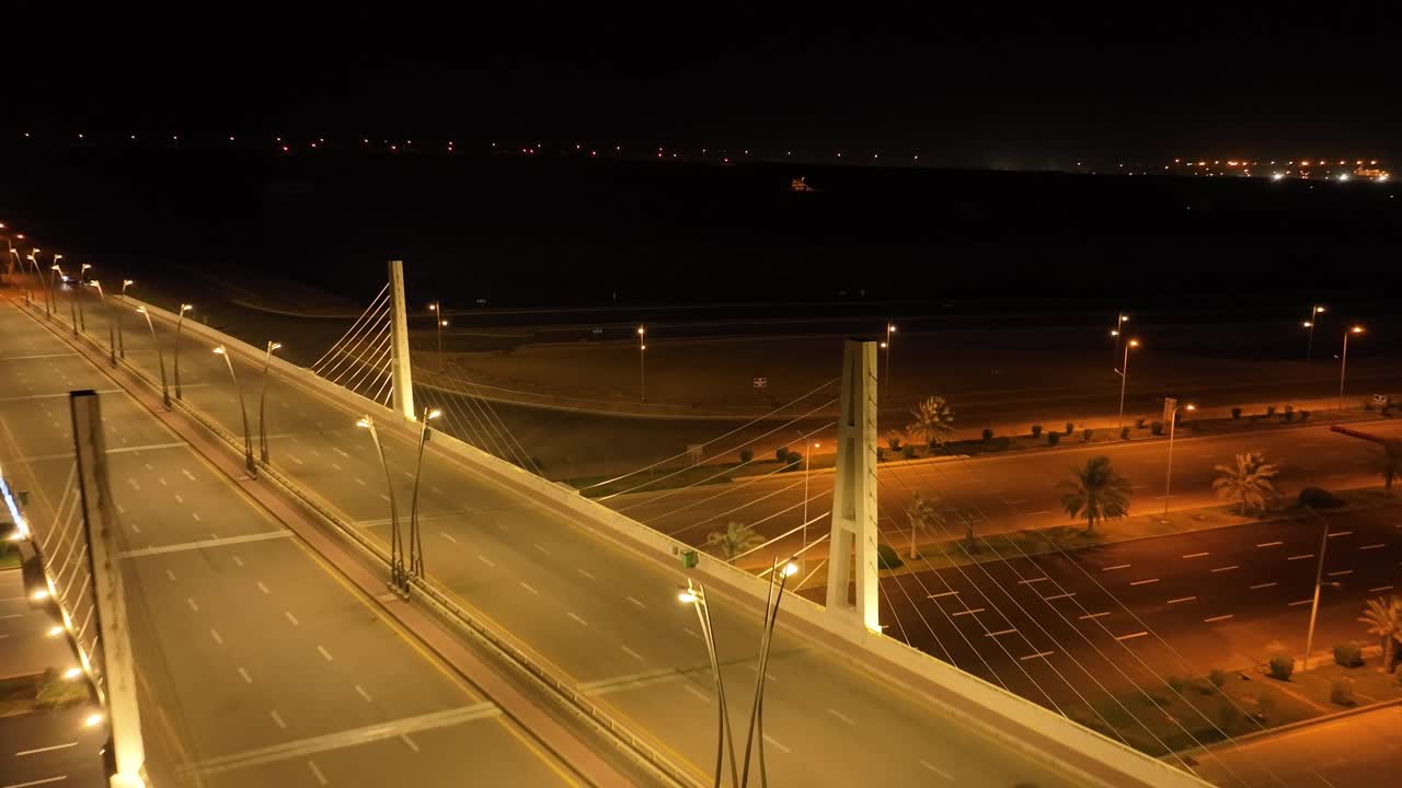 바리아 타운 카라치 에서 밤 에 고속도로 오버브리스 위 를 날아다니는 항공기