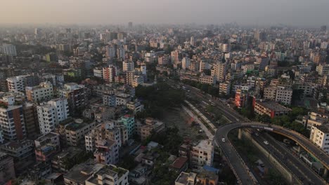 gran tren que viaja a través de la metrópolis de dhaka, ciudad india en bangladesh