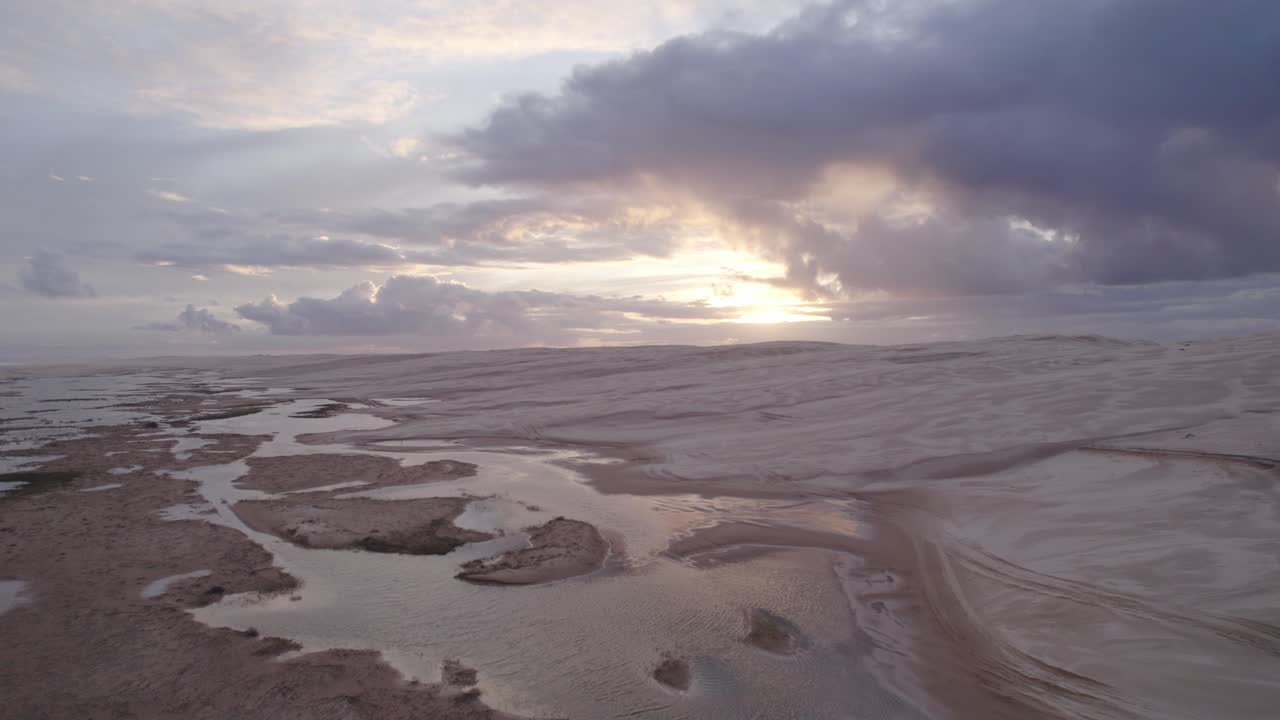 cielo escénico del atardecer sobre la playa de dunas de arena de stockton cerca del río hunter en nueva gales del sur, australia